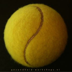 tennisbalmassage, masseren met een tennisbal,gezondheid-workshops.nl, vitaliteit op kantoor, workshops voor bedrijven, rugpijn, schouderpijn, ontspannen, stress relief, stress release, fit op kantoor, stress, triggerpoint massage, spierknopen, acupressuur, reflexpunten