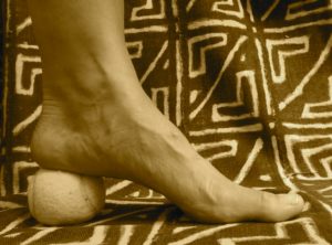 tennisbalmassage voet .Masseer je voet met een tennisbal, voetmassage, drukpunt massage, Voetrefelexologie, Acupunctuurpunt Nier1, Bindweefselmassage, gezondheid-workshops, JeanineTheunissen