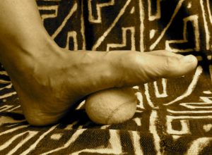 tennisbalmassage voet .Masseer je voet met een tennisbal, voetmassage, drukpunt massage, Voetrefelexologie, Acupunctuurpunt Nier1, Bindweefselmassage, gezondheid-workshops, JeanineTheunissen