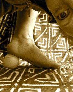 tennisbalmassage.Masseer je voet met een tennisbal, voetmassage, drukpunt massage, Voetrefelexologie, Acupunctuurpunt Nier1, Bindweefselmassage, gezondheid-workshops,JeanineTheunissen