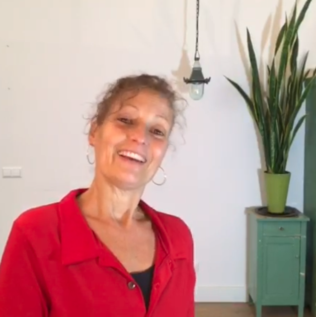 Jeanine Theunissen, RSI klachten, muisarm voorkomen, rugpijn, schouderpijn, vitaliteit op de werkvloer, Fit op Kantoor, veel zittend werken, computer arm, pijn, Workshop voor Kantoor