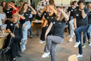 Energizer, workshop bewegen op kantoor, bij stress en vermoeidheid, Jeanine Theunissen, Mentaal Fit Energizer, vitaliteit, werkgeluk, werkplezier, duurzame inzetbaarheid.